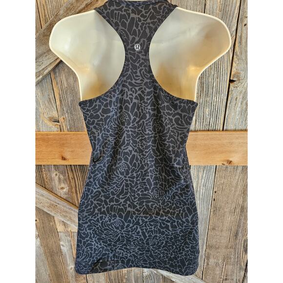 Lululemon size 8 (?) Black textured floral tooled seamless tank top EUC active - Picture 2 of 6